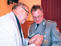 11 Silberne Ehrennadel des Volksbundes für Klaus-R. Griesbach